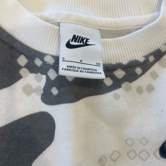 Nike Boys sweatshirt and shorts - Picture 3 of 5